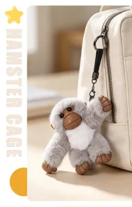Gros plan sur le charm de sac singe en peluche avec visage texturé et détails de fourrure.