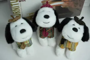 Primo piano dettagliato di simpatici cuccioli di peluche con eleganti berretti e abiti a quadri.