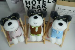 Vista dettagliata di adorabili cuccioli di peluche con occhiali e mini vestiti colorati.