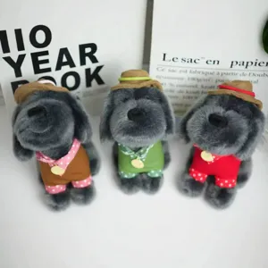 Simpatico cucciolo peluche con cappello e salopette, ideale per macchina artigli e regali.