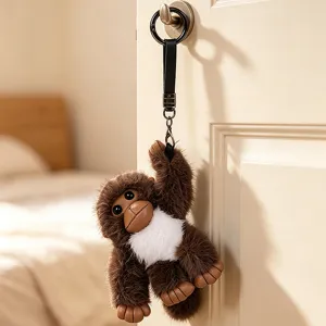 Adorable porte-clés en peluche orang-outan avec visage en cuir et fourrure marron douce.