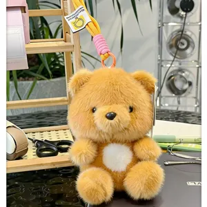 Pendentif en peluche ours marron moelleux avec ventre blanc, adorable jouet de bureau mignon.