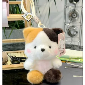 Joli peluche ours tricolore avec sangle de suspension et étiquette lapin pour bureau.