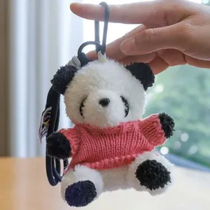 Simpatico portachiavi panda in peluche con maglione lavorato a maglia rosa, ciondolo.