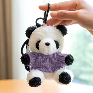 Primo piano dettaglio del simpatico portachiavi di peluche panda con maglione lavorato a maglia.