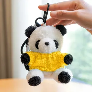 Simpatico portachiavi panda in peluche con maglione lavorato a maglia giallo, dettaglio.