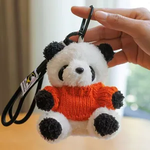 Simpatico portachiavi panda in peluche con maglione arancione, ciondolo morbido e carino.