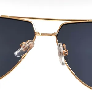 Primer plano de los detalles del puente nasal y las almohadillas de las gafas.