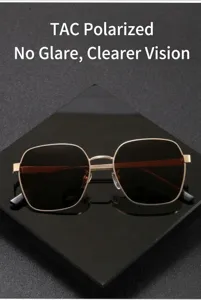 Gros plan de lunettes de soleil pour hommes à monture métallique et verres polarisés pour conduire.