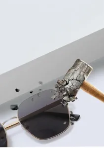 Détail de lunettes de soleil polygonales haut de gamme, verres polarisés anti-rayures.