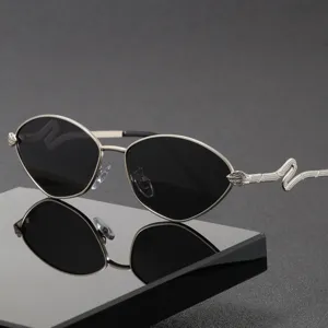 Herren Polarisiert Sonnenbrille Edelstahl Metallrahmen UV400 Schutz Schlangenverzierung Mode Brille Für Autofahren
