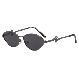 Herren Sonnenbrille Polarisiert Metallrahmen UV-Schutz Schlangen-Dekor Sonnenglas Auto