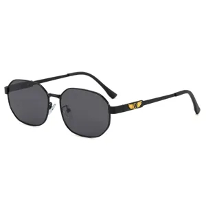 Herren polygonale Metallrahmen Sonnenbrille mit goldenem Flügel V-Logo polarisierte UV-Schutz Brille