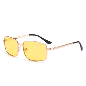 Klassische polarisierte Metall Sonnenbrille mit gelben Gläsern und roségoldenem Rahmen.