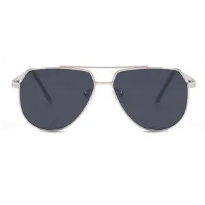 Vista de detalle gafas de sol montura metálica, lentes polarizadas UV, acabado premium.