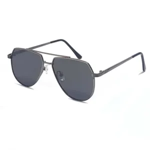 Gafas de sol aviador de metal con lentes oscuras polarizadas y doble puente elegante.