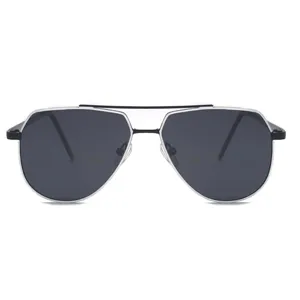 Vista detallada de gafas de sol polarizadas de metal con doble puente y lentes oscuras.