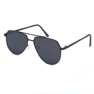 Primer plano detallado de gafas de sol aviador de metal negro, lentes polarizadas oscuras, montura.