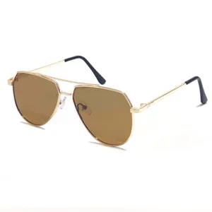 Detalle gafas de sol polarizadas de metal para niños, lentes marrones UV, montura dorada.