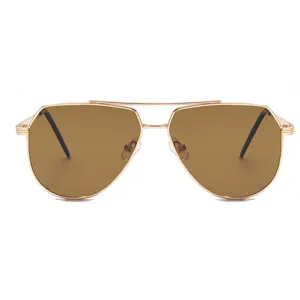 Gafas de sol infantiles montura metal dorado detalle lentes marrones doble puente.