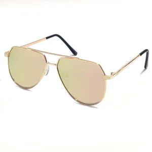 Vista detallada de gafas de sol polarizadas de metal para niños con lentes.