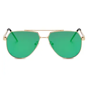 Primer plano detallado de gafas de sol infantiles con montura dorada y lentes verdes.