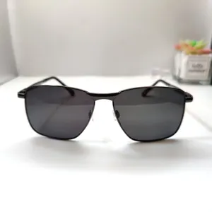 Nahaufnahme der schlichten schwarzen Metallrahmen Sonnenbrille mit polarisierten Gläsern.