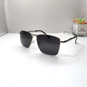 Detailansicht der schwarzen polarisierten Sonnenbrille mit Metallrahmen und Sonnenschutz.