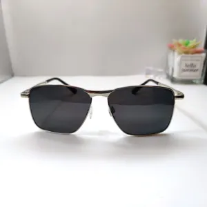 Klassische quadratische Sonnenbrille mit Metallrahmen und dunklen polarisierten Gläsern für Herren.