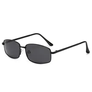 Occhiali da sole quadrati polarizzati da uomo con montatura elegante in metallo nero.