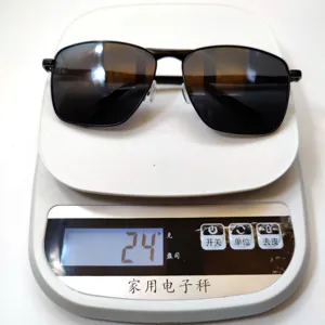 Detailaufnahme schwarzer polarisierter Business-Sonnenbrillen auf Waage zur Gewichtsprüfung.