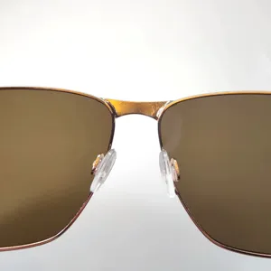 Detailaufnahme der Sonnenbrillen Brücke und Nasenpads, Metallrahmen, elegantes Design.