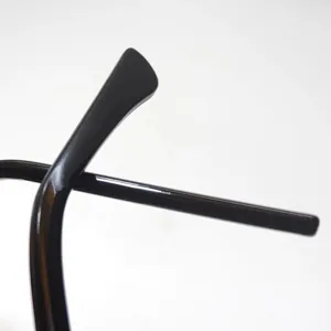 Nahaufnahme des schwarzen Brillenbügels mit glattem Design und präziser Handwerkskunst.