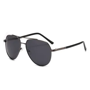 Lunettes de soleil aviateur polarisantes classiques à double pont en métal noir et élégant.