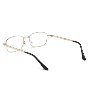 Lunettes de lecture dorées à monture métallique, verres en résine transparente et embouts noirs.