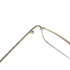 Cadre de lunettes de lecture en metal dore detail gros plan vente en gros optique de qualite