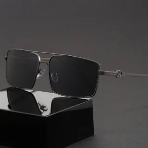 Occhiali da Sole Polarizzati da Uomo Montatura Quadrata in Metallo UV400 Guida Occhiali da Sole Moda Esterno Viaggio Occhiali