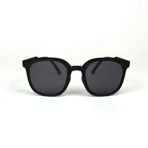 Lunettes de soleil pliantes élégantes pour femmes, verres noirs tendance anti-UV de qualité.
