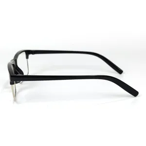 Klassische Halbrand-Lesebrille Detailansicht mit schwarzem Gestell und feinem Metallrand.