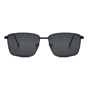 Detailansicht der quadratischen Metall-Sonnenbrille mit schwarzem Rahmen und Gläsern.