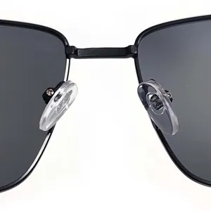 Nahaufnahme des Nasenstegs und der transparenten Silikonnasenpads einer Sonnenbrille.