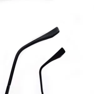 Schwarze Sonnenbrille Bügel Detailaufnahme zeigt glattes Finish und ergonomische Kurve perfekt.