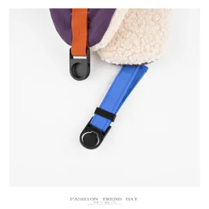 Nahaufnahme Detail der Winter Mütze Riemen Schnalle Plüsch Sherpa Fleece warme Ausrüstung