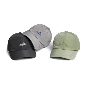 Détail de la casquette de sport extérieure légère et à séchage rapide avec broderie.