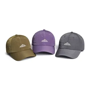 Vue détaillée de casquettes de baseball de sport en plein air légères et séchant rapidement.