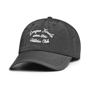 Dunkelgraue Nylon Ripstop Baseball Cap Detail, mit atmungsaktivem Stoff und weißem Sticktext.