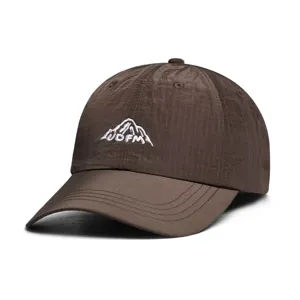 Vue détaillée de la casquette de baseball marron foncé à séchage rapide avec broderie et logo.