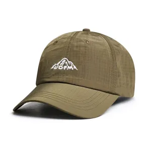 Vue détaillée de la casquette de baseball kaki séchage rapide avec broderie montagne.
