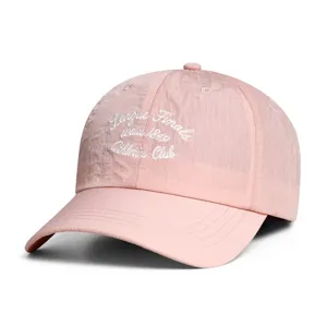 Rosa schnelltrocknende Baseballkappe mit weißer Stickerei, leichte Outdoor-Sportmütze.
