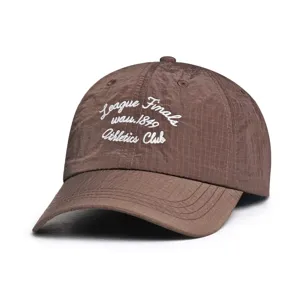Braune schnelltrocknende Baseballkappe mit weißem, gesticktem Sportclubtext für Outdoor.